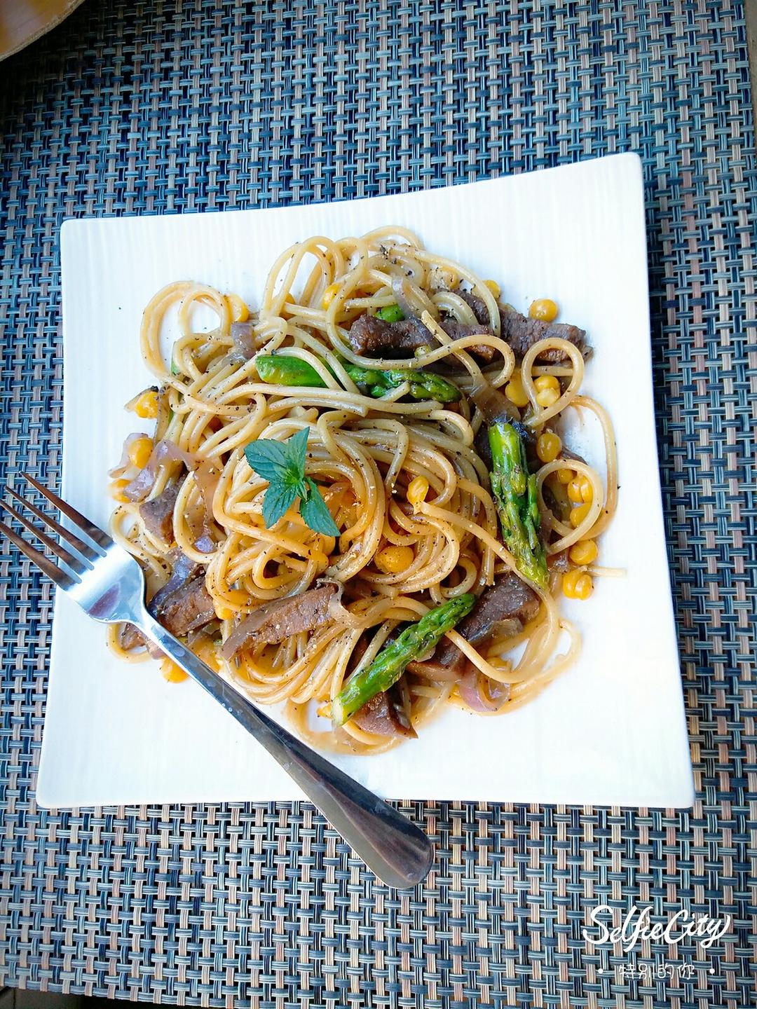 黑椒牛柳炒意面