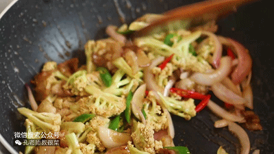 花菜最好吃的做法，非这道菜莫属啦！ ——干锅花菜的做法 步骤7