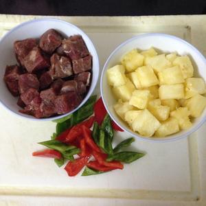 黑椒菠萝牛肉粒的做法 步骤2