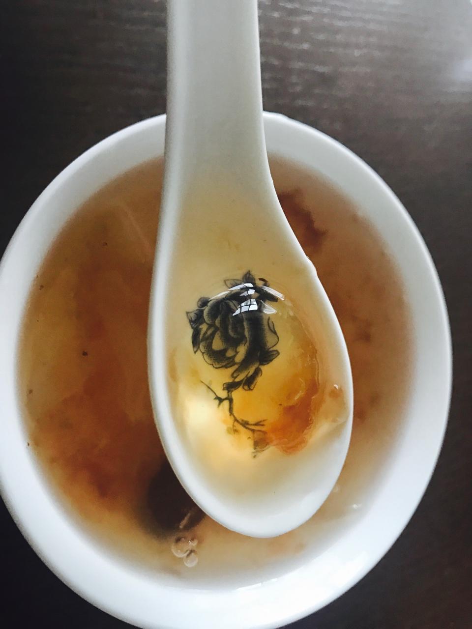 桃胶皂角米银耳百合红枣汤（美容养颜）