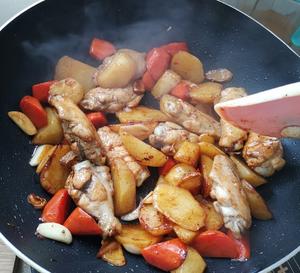 超入味的土豆焖鸡翅的做法 步骤12