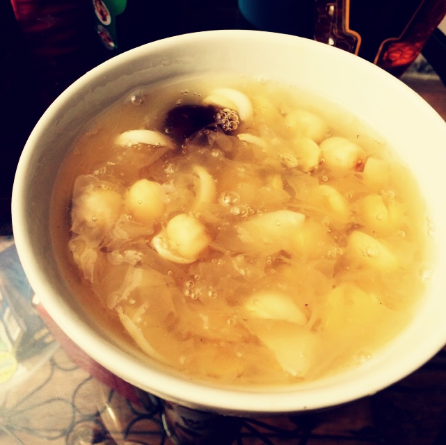 银耳红枣莲子羹Tremella jujube lotus nuts sweet soup