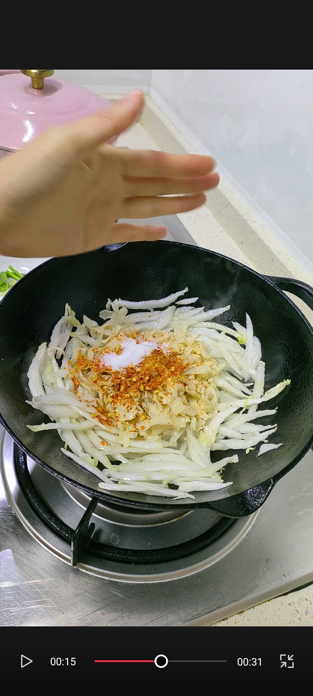 白菜梗炒豆腐皮的做法 步骤2