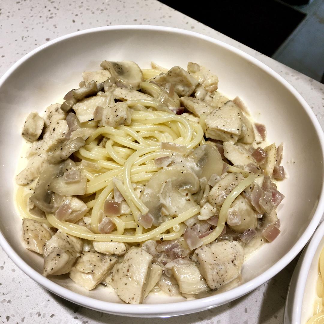 奶油鸡肉蘑菇意大利面 Cream of Mushroom Chicken Pasta