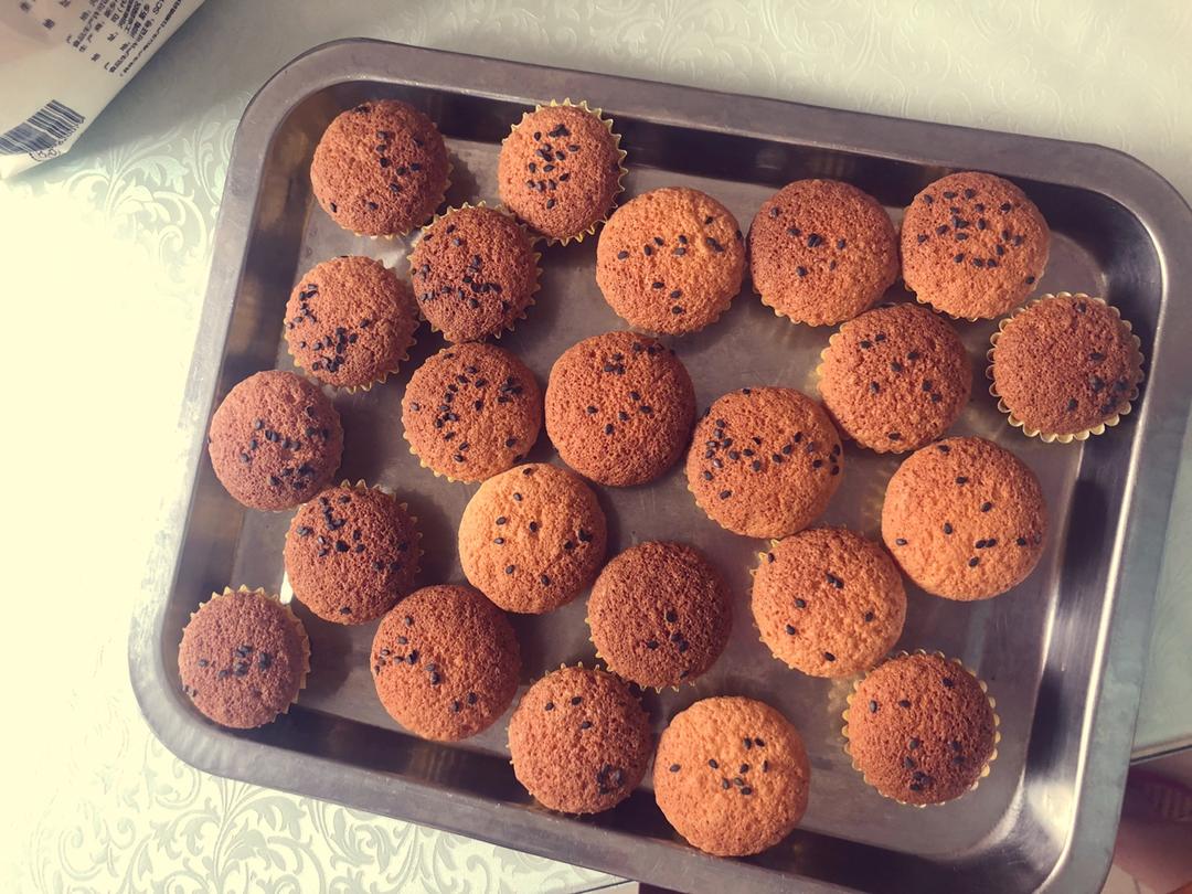 脆皮小蛋糕，外脆内软，记忆中老式蛋糕的味道。