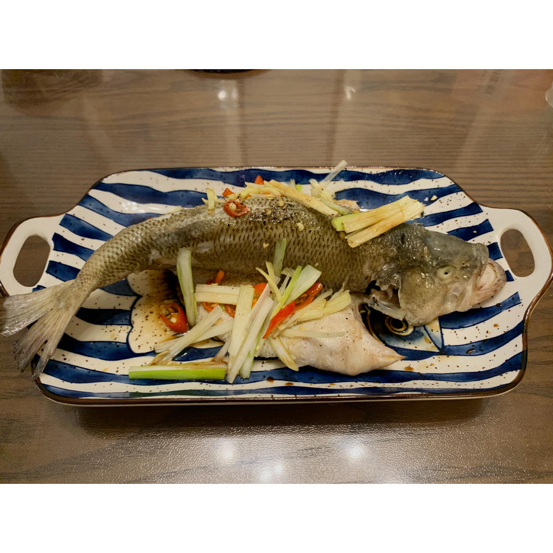 考究的清蒸鲈鱼