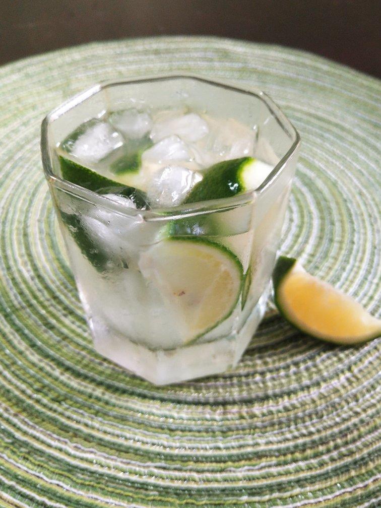 快乐的雍做的乡村姑娘鸡尾酒caipirinha