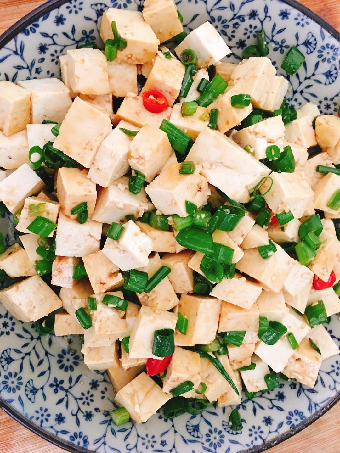 最简单的小葱拌豆腐的做法