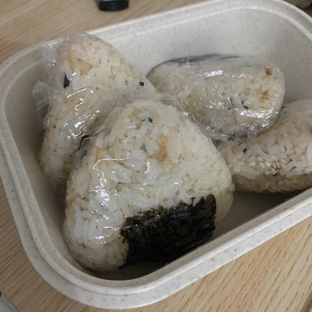 肉松三角饭团