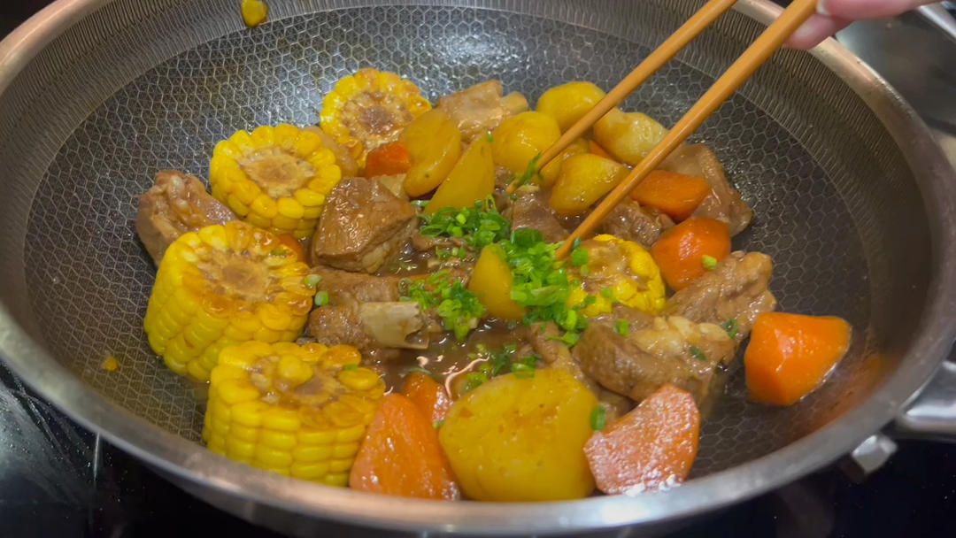 午餐排骨土豆炖玉米，鸡蛋羹，煲仔饭   排骨胡萝卜玉米汤  山药排骨玉米汤   西红柿玉米排骨汤  棒骨玉米山药汤  豆豉鲮鱼油麦菜  口蘑炒肉 土豆芹菜午餐肉 排骨焖面