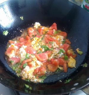 西红柿菜叶蛋炒饭的做法 步骤4