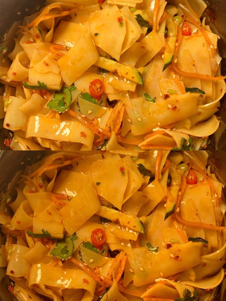 懒人凉皮，两分钟就能吃到酸酸辣辣的凉皮的做法