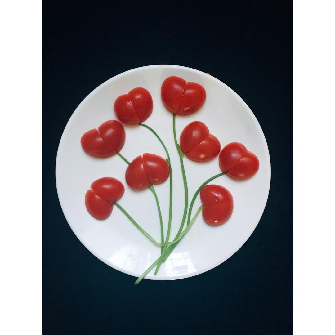 和爸妈一起吃饭做的在10秒内把小西红柿切成心形