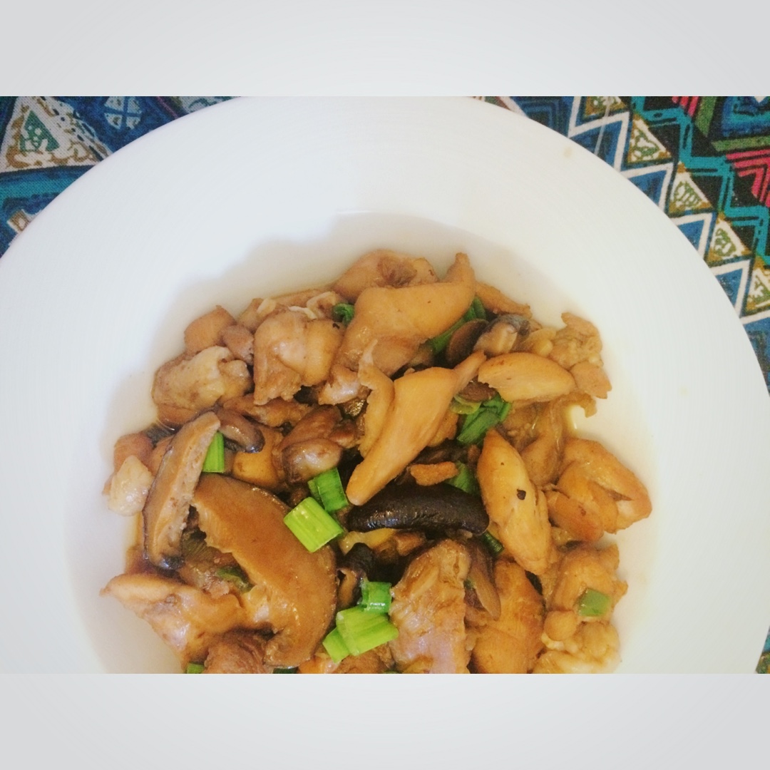 吃香菇焖鸡腿，好下饭。