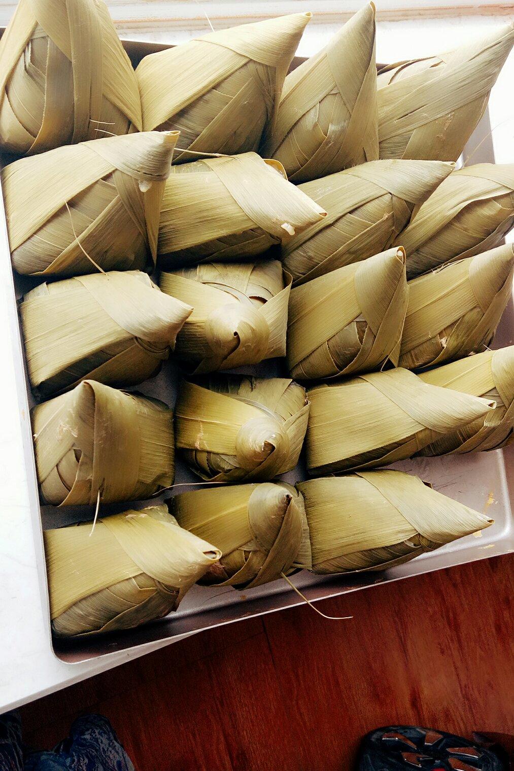记录70岁老妈包粽子