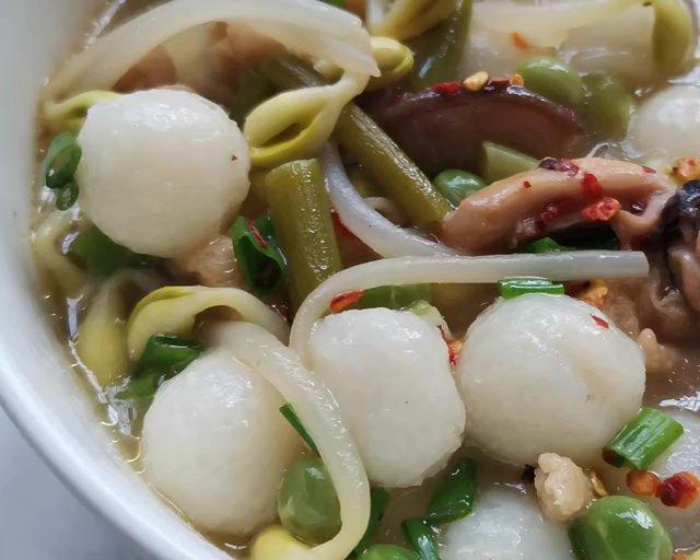 小吃 【立夏·饭麸果】特色小吃,特别美味将米团,米汤一齐倒入锅中煮