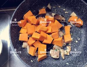 减脂餐：南瓜香菇鸡腿焖糙米饭的做法 步骤6