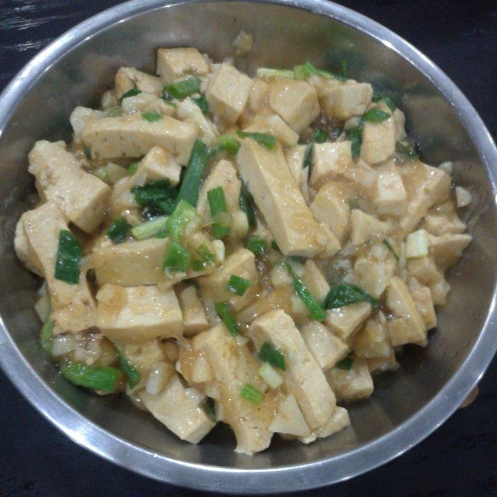 不放肉也超下饭的葱焖豆腐