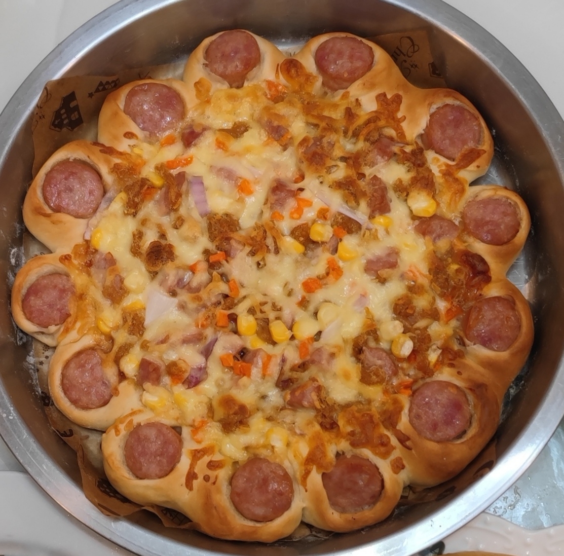 火腿肠围边披萨