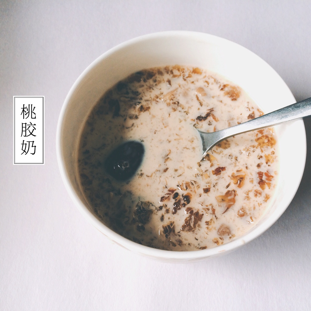 {何故居｝桃胶奶