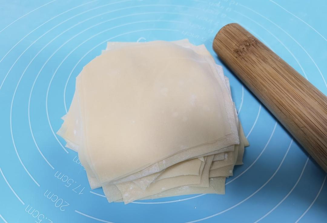 薄如蝉翼的手擀馄饨皮