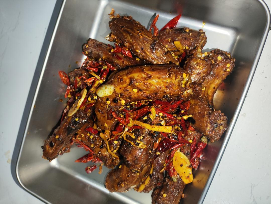 先卤后炸再炒，这样做出来的香辣鸭脖，好吃到舔手指，赶紧做起来