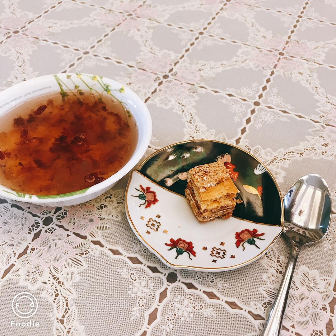美容润肤 益气补血《桃胶皂角米百合银耳红枣羹》