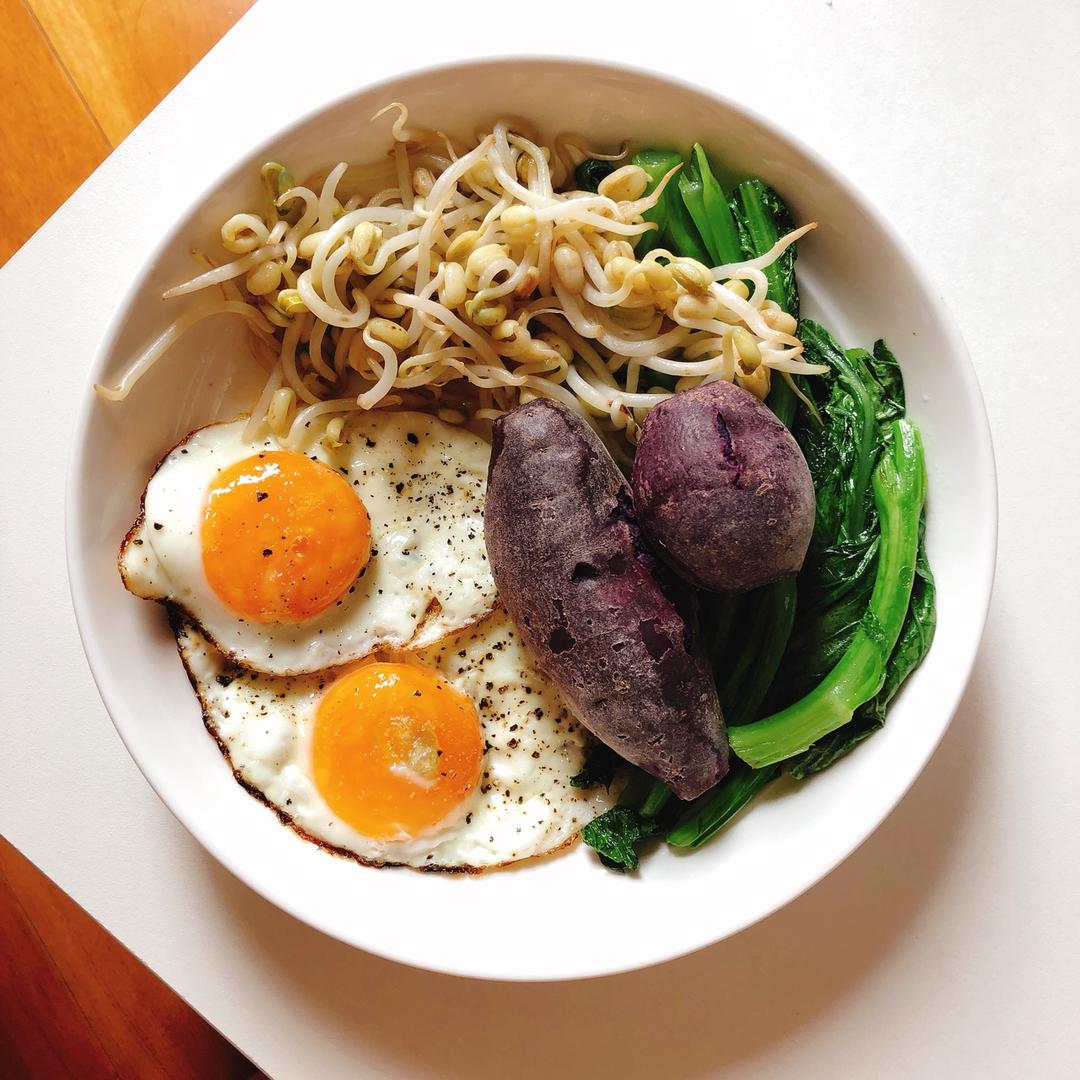 煎太阳蛋配研磨黑胡椒