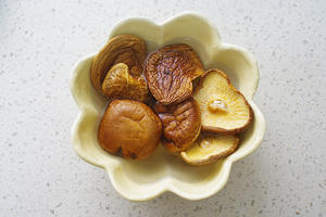 【山姆厨房】香菇排骨焖饭的做法 步骤2