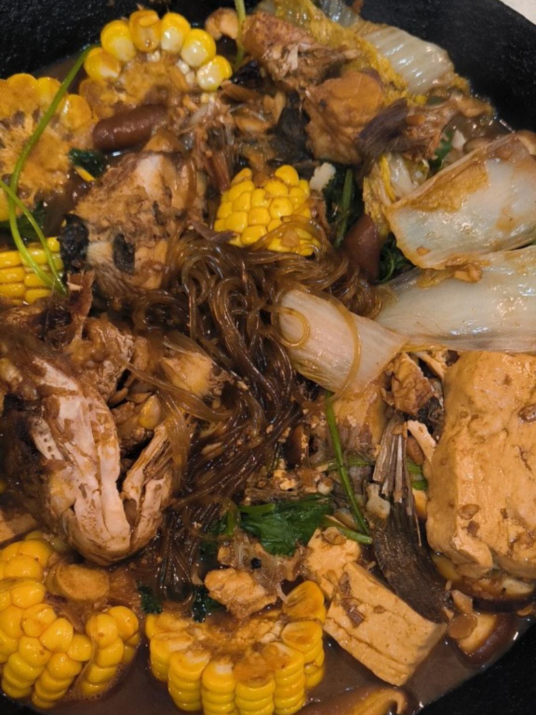 铁锅炖鱼配饼子