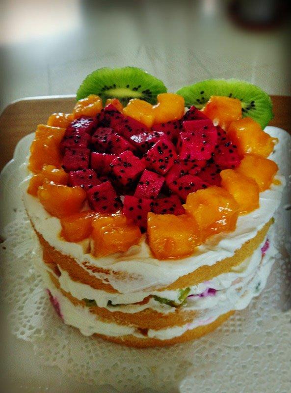 八寸汤种戚风蛋糕胚,淡奶油,草莓,奇异果,火龙果,黄桃
