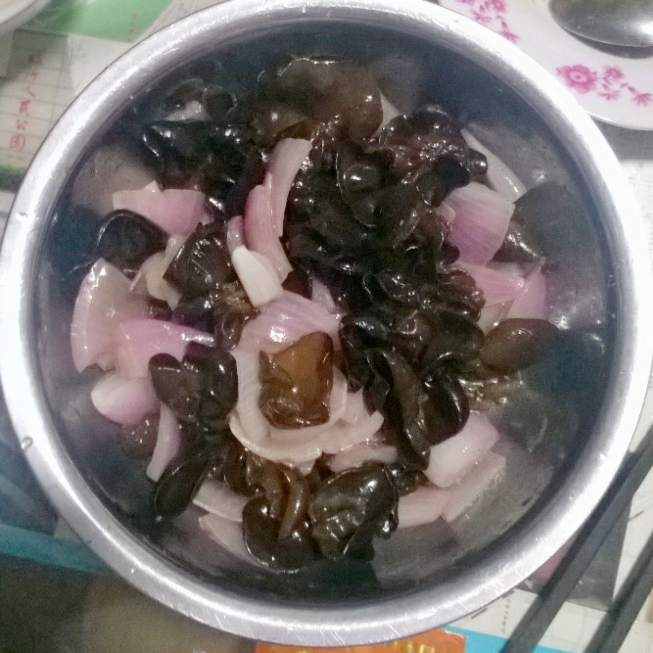 凉拌洋葱木耳菜