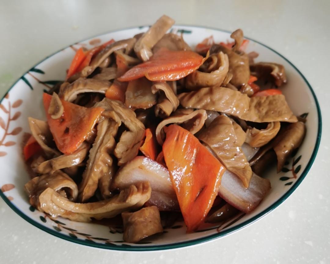 胡萝卜洋葱爆猪肠的做法