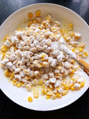 咸蛋黄玉米的做法 步骤4