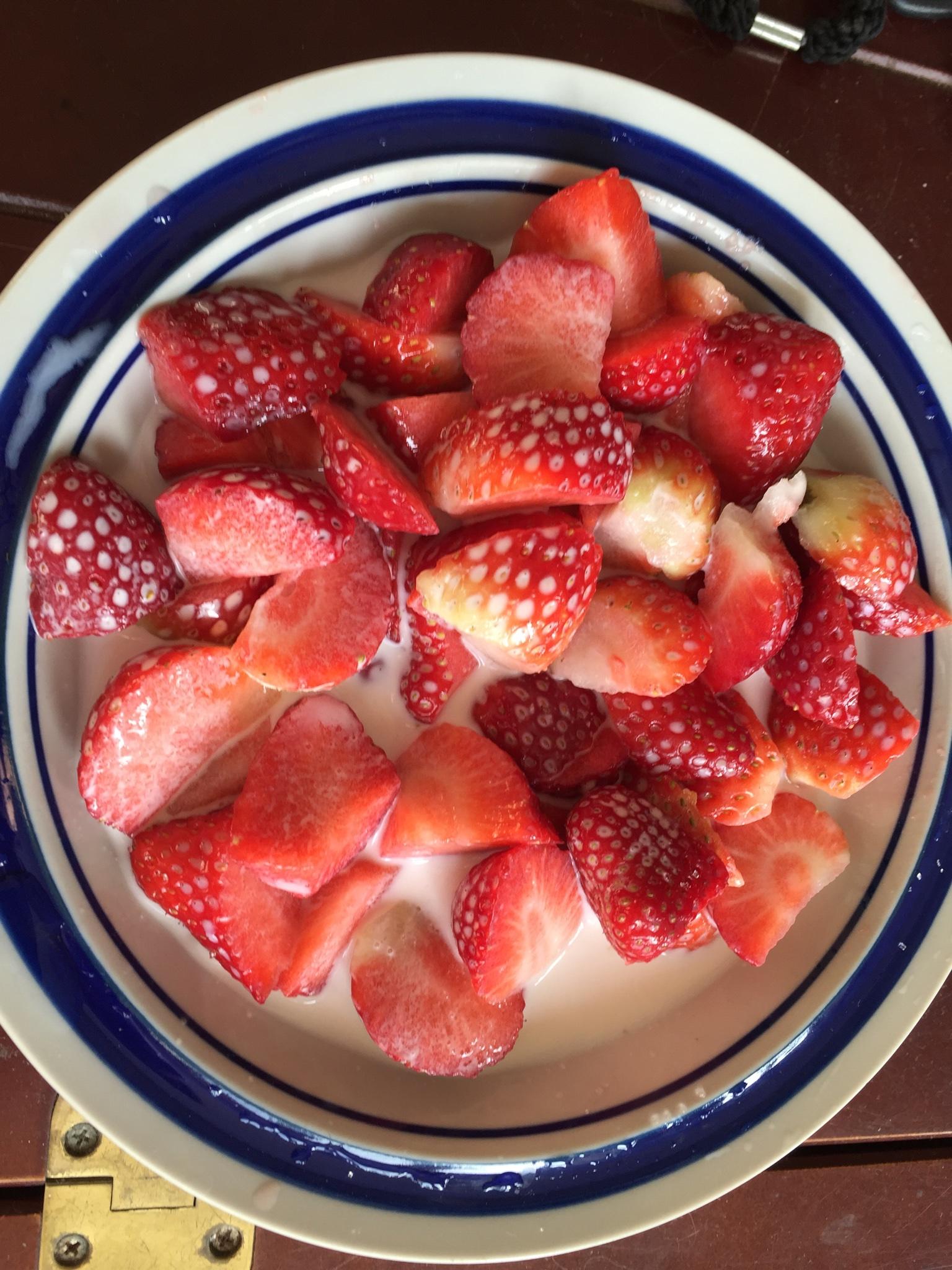 凉拌草莓的做法