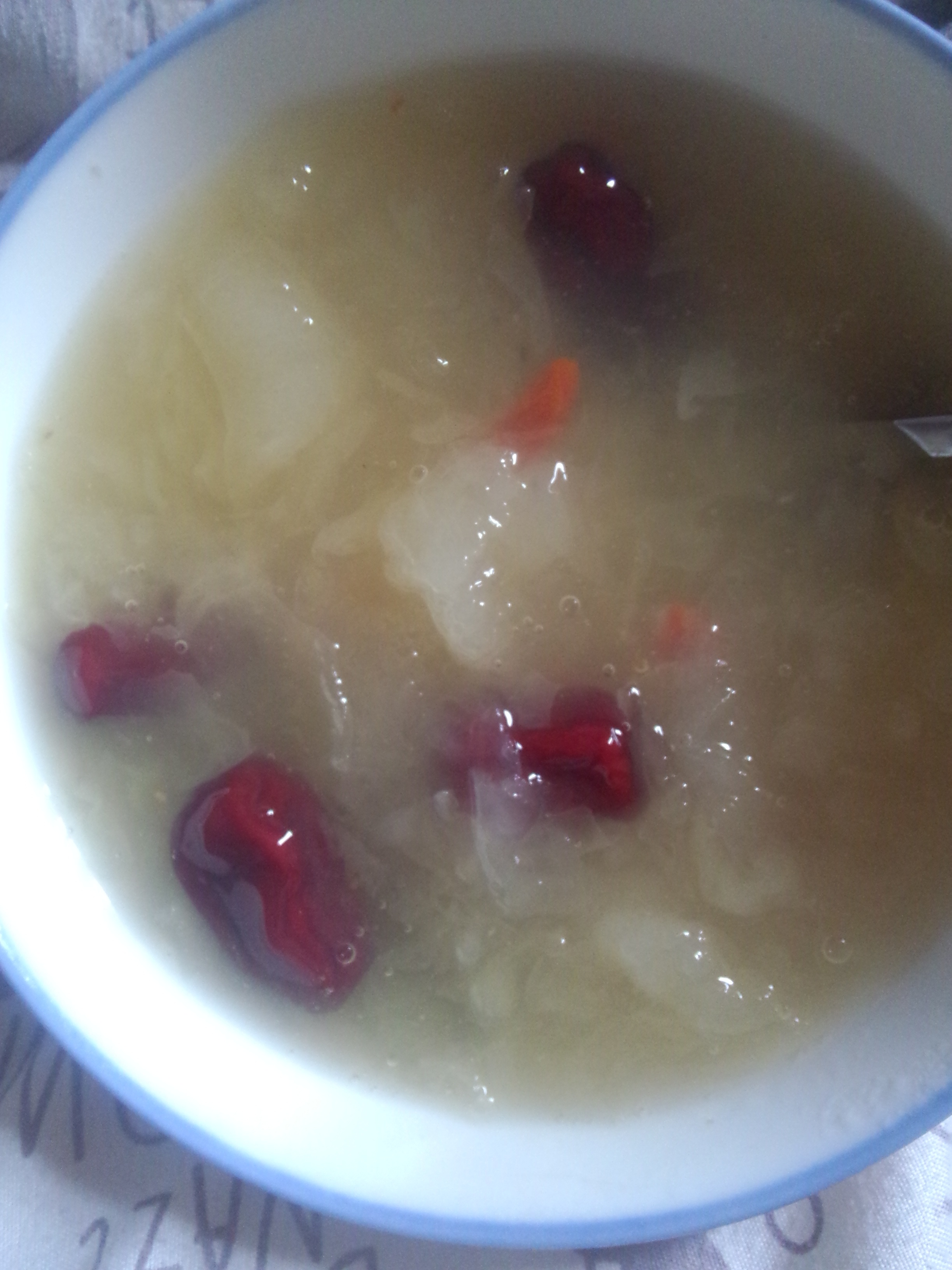 银耳红枣枸杞甜汤