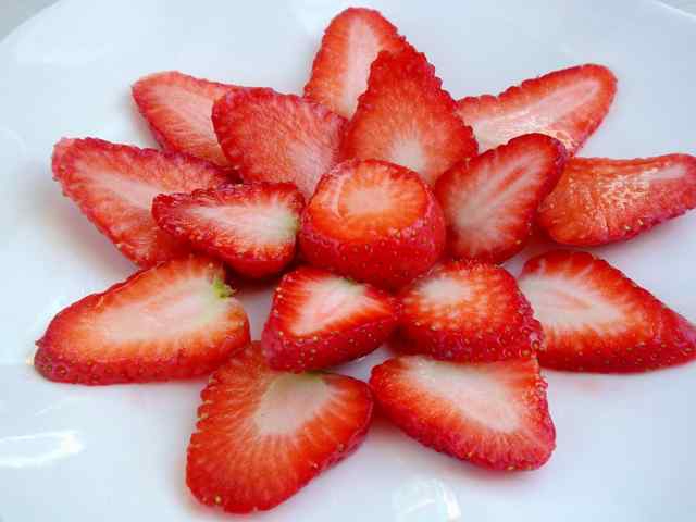 moli厨房做的【草莓水果拼盘-给冬天来点颜色】