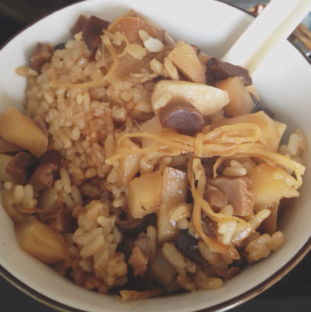 喷香排骨焖饭（爆好吃）