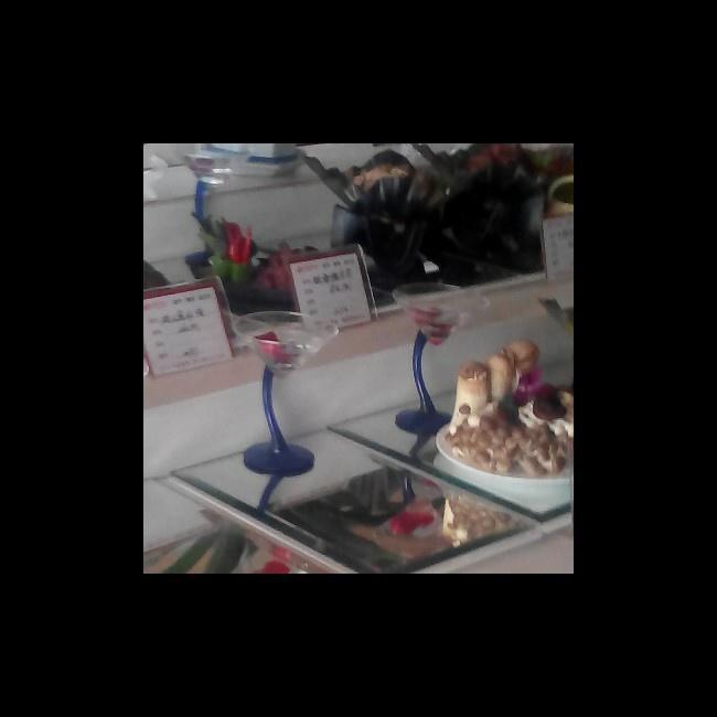 1.浓汤海参2老厨白菜3酸辣土豆丝4红烧排骨5爆炒腰花6果木烤鸭7干炸小河虾8金牌功夫鱼