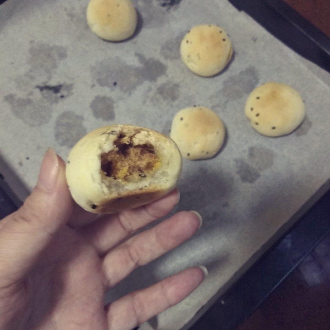 咸蛋黄肉松麻薯包