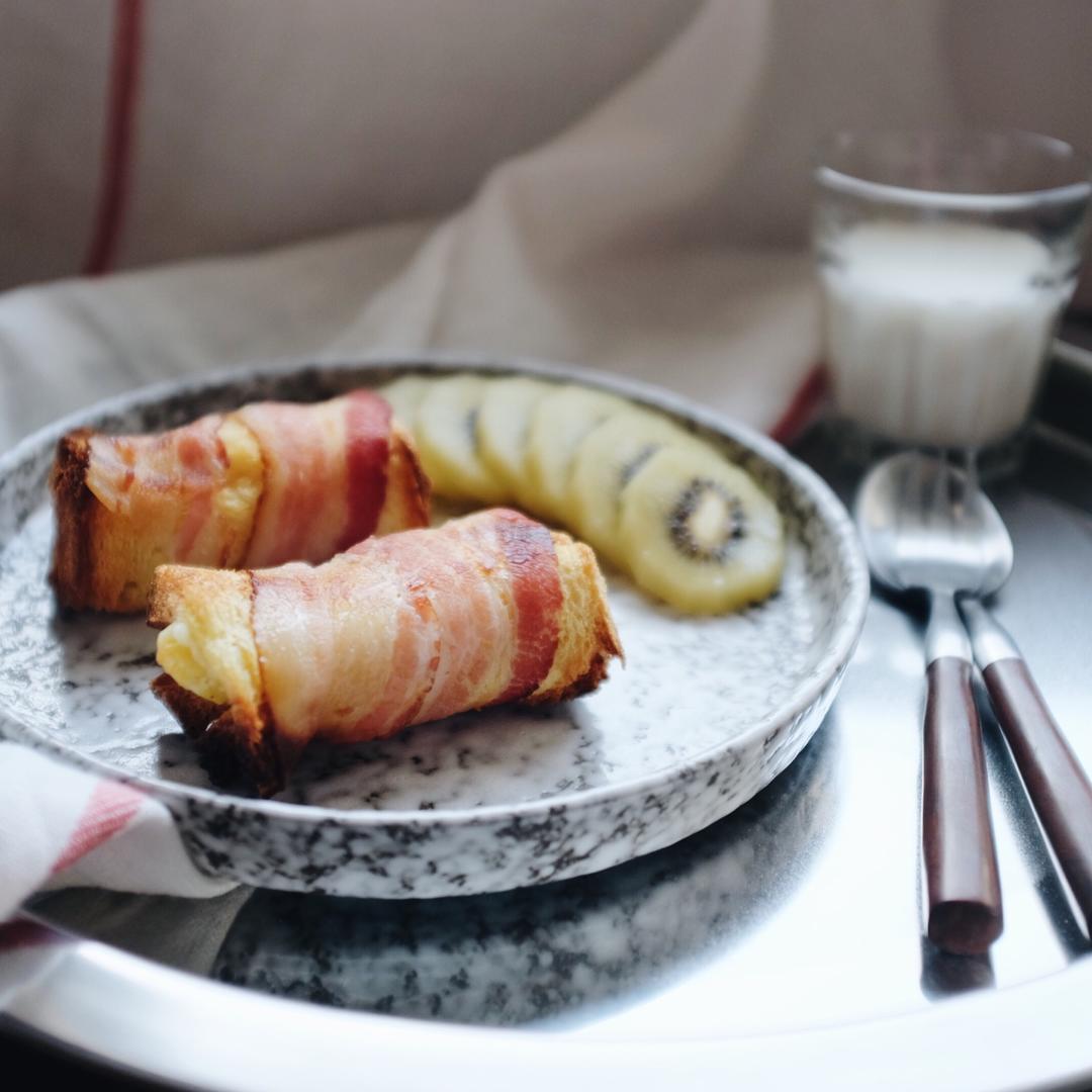 惊艳培根鸡蛋吐司卷