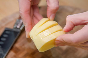 风琴土豆蒸腊肠的做法 步骤2