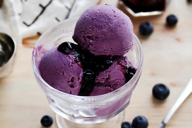 Roasted Blueberry Goats Cheese Ice Cream 烤蓝莓羊奶酪冰淇淋的做法