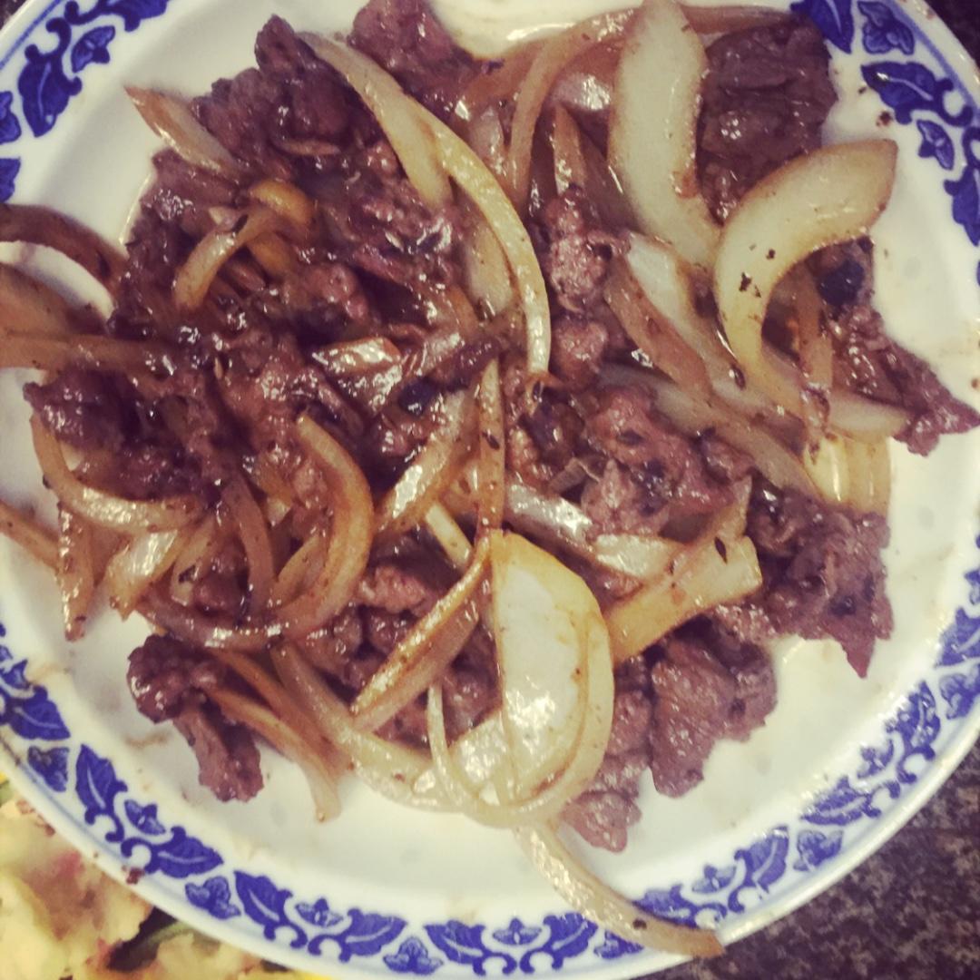 孜然洋葱炒牛肉粒