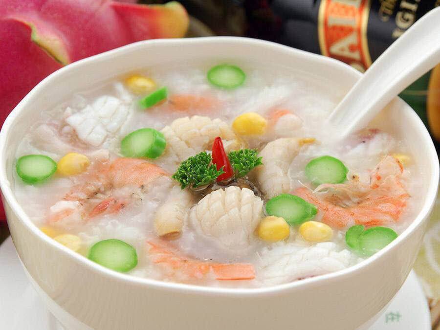 “海鲜粥”是港台菜菜谱之一，早餐来一碗绝对巴适，非常营养的做法 步骤1