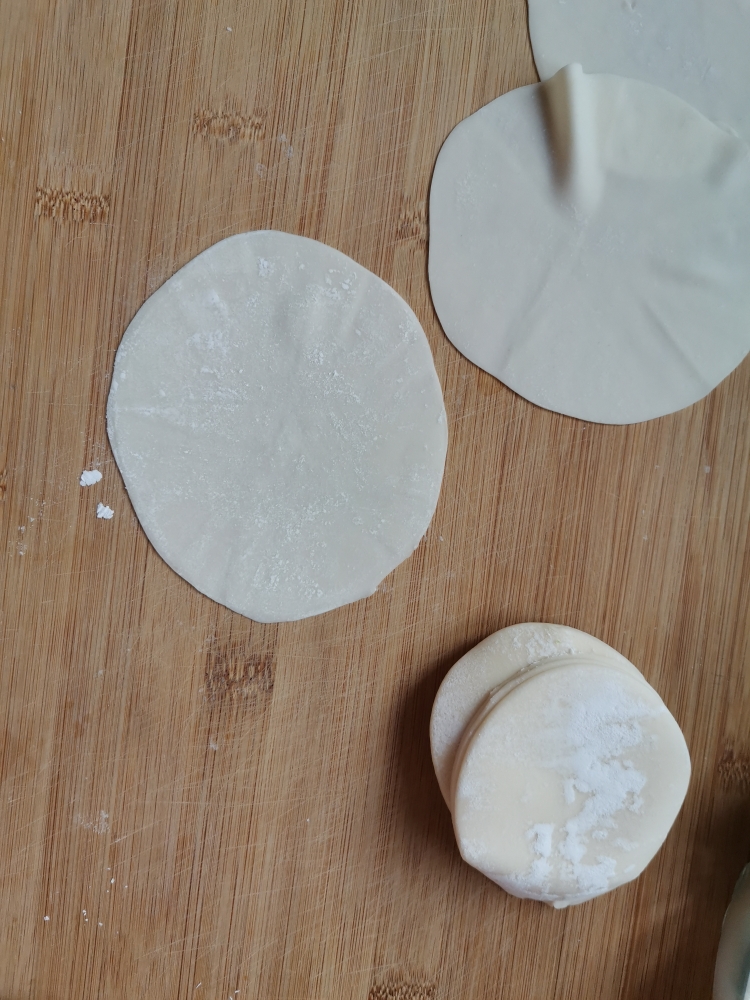 不到十块搞定，饺子皮超大馅虾滑生煎的做法 步骤2