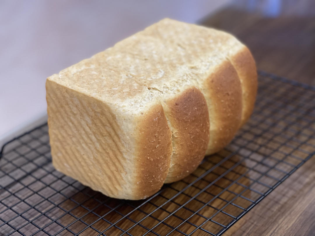 柔软的蜂蜜牛乳全麦吐司