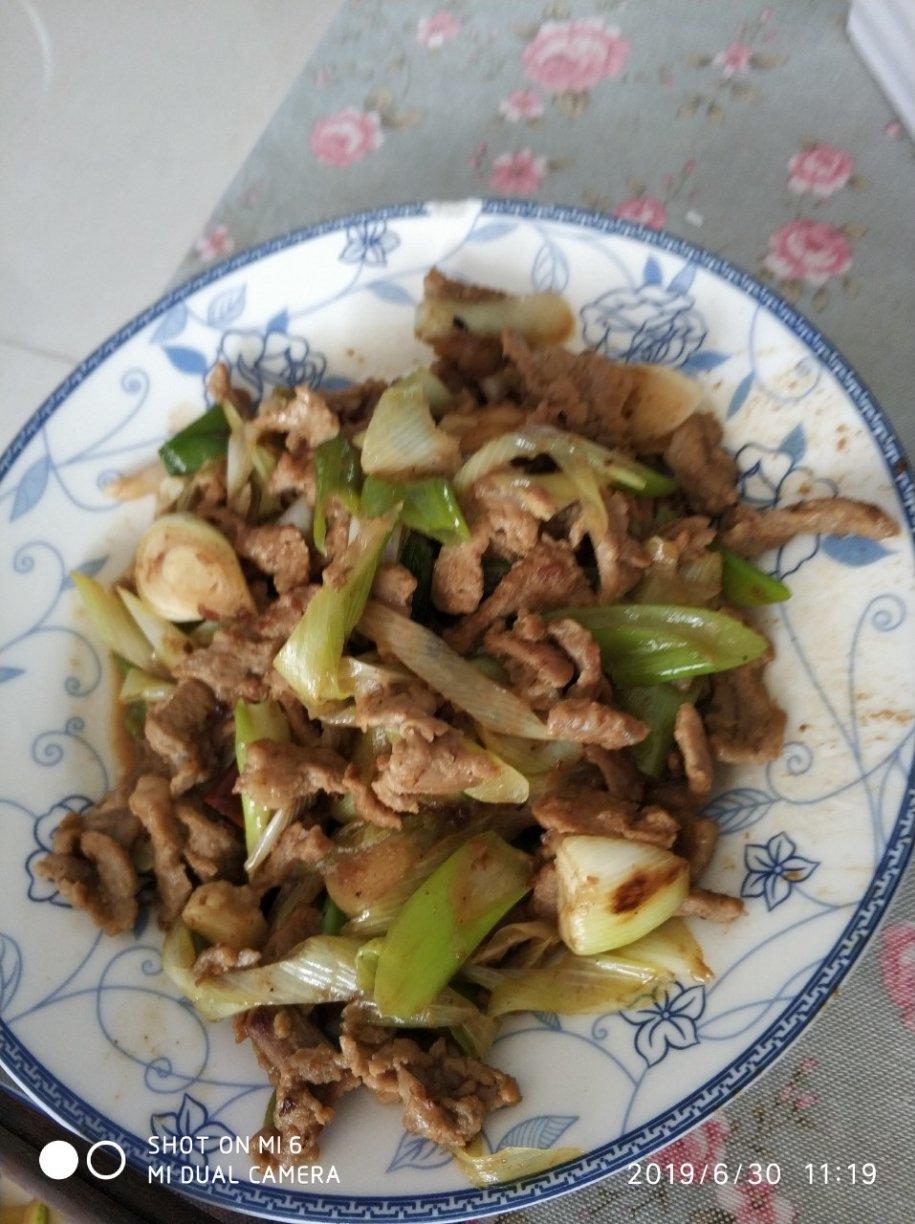 厨师长教你：“葱爆牛肉”的家常做法，葱香味浓郁先收藏起来