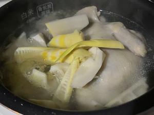 春笋芡实煲鸡汤的做法 步骤5