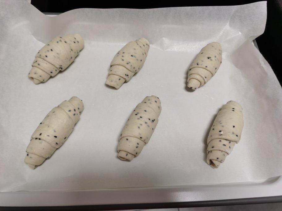 烫种黑芝麻盐面包